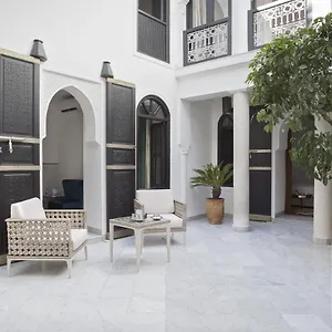 Casa de hóspedes Mirage ***